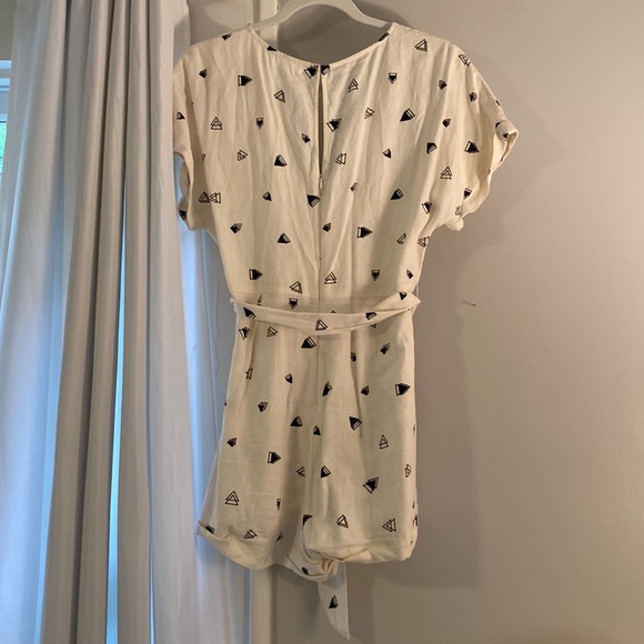 White linen romper with black triangle designs! - Picture 2 of 2